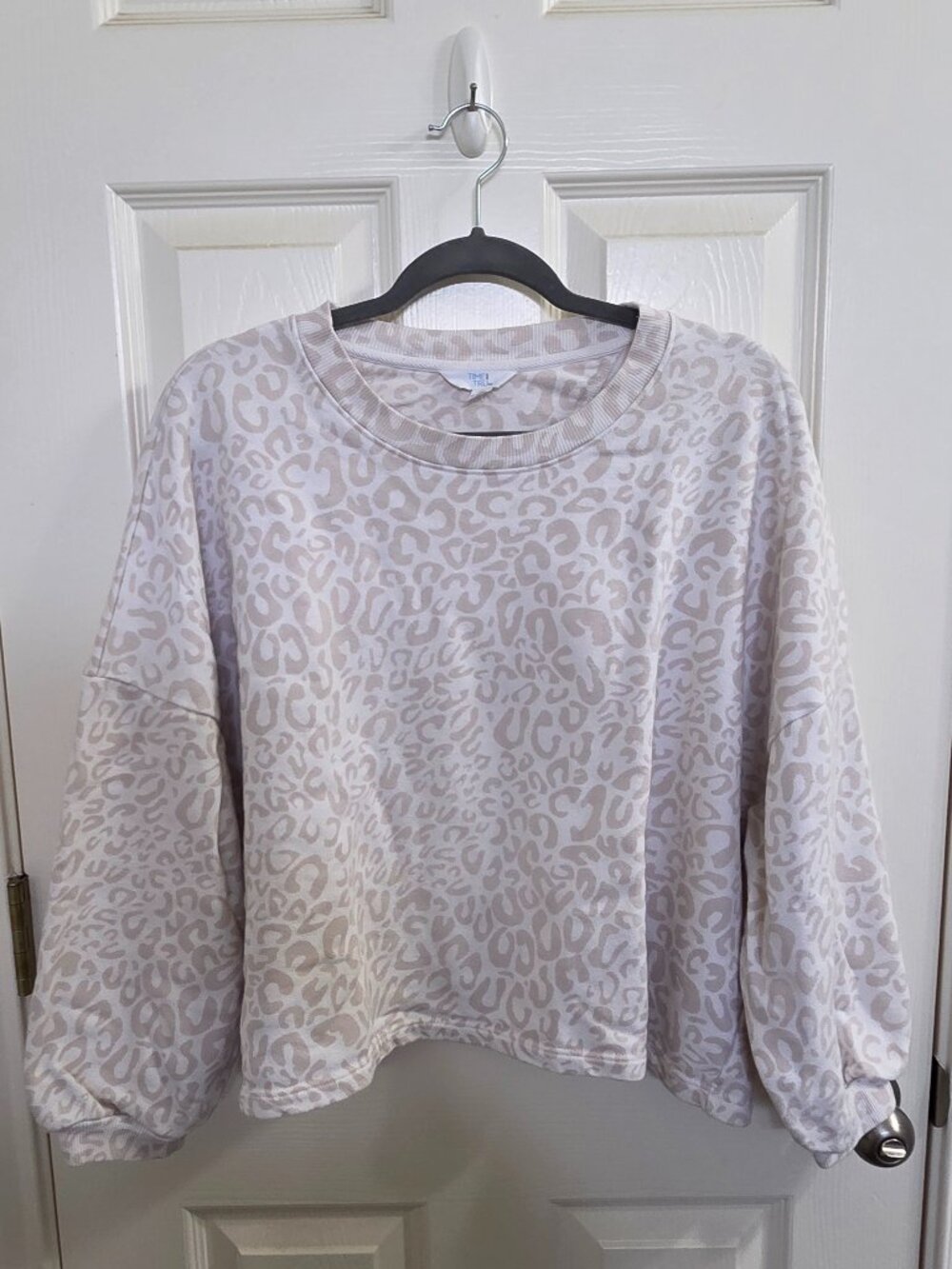 Pre-loved Time and Tru Women's Leopard Print Sweatshirt